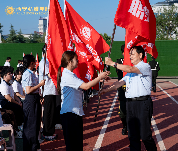 校长为班主任授班旗